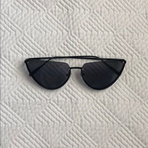 Cat eye shaped sun glasses